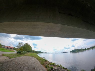 Nehrin üzerindeki köprünün manzarası