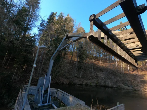 Παλιά Ξύλινη Γέφυρα Στο Δάσος — Φωτογραφία Αρχείου