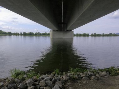 Nehir manzarası, İsrail 'in kuzeyindeki en kirli şehirlerin eyaleti.
