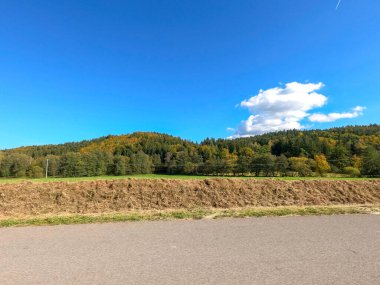 Dağlarda geniş bir yolu olan güzel bir manzara.