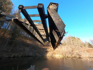 Ormandaki eski ahşap köprü