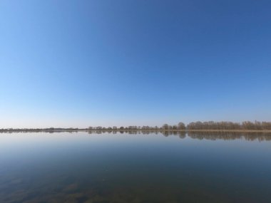 İlkbaharda, ormanda ve nehirde