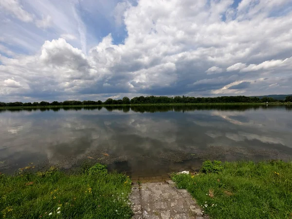 Piękny Krajobraz Rzeką Chmurami — Zdjęcie stockowe