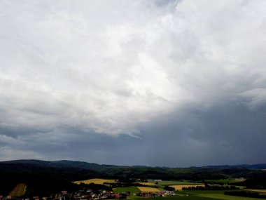Bulutlu gökyüzü ile güzel bir manzara