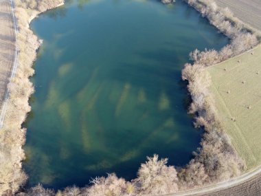 Arka planda göl manzarası, doğa, çevre. İHA fotoğrafı, kopyalama alanı.