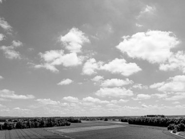 Kırsal bölgenin siyah beyaz fotoğrafı