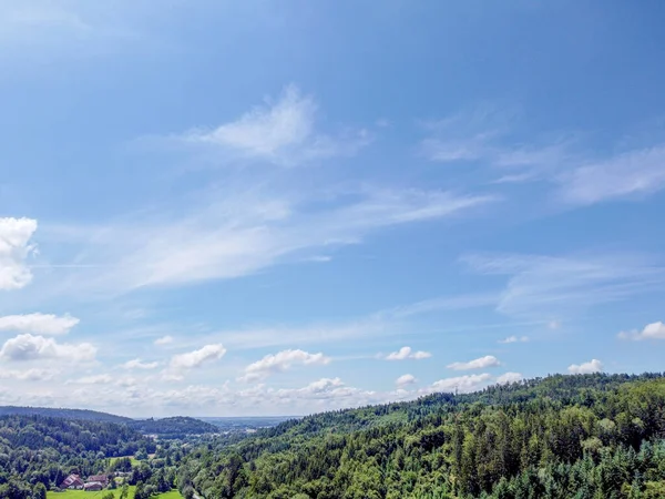 Dağları Mavi Gökyüzü Olan Güzel Bir Manzara — Stok fotoğraf