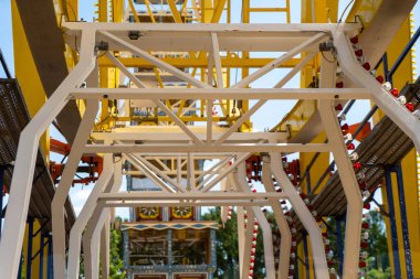 İnşaat iskelesi ve çelik yapısı var.