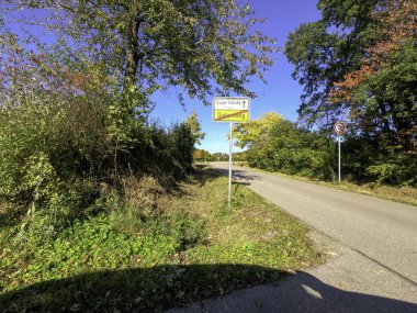 Parktaki yol tabelası