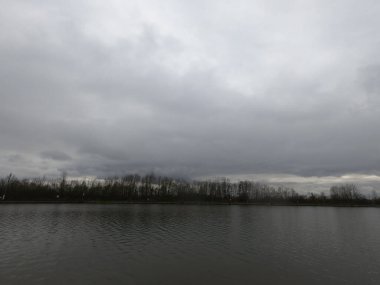 Arkasında bir göl olan güzel bir manzara.