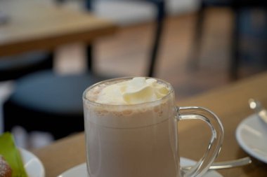 Ahşap bir masa üzerinde bir fincan sıcak kahve