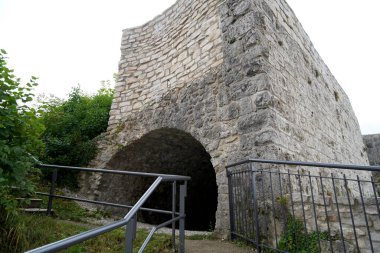 Kotor şehrinin eski taş duvarı, mongol.