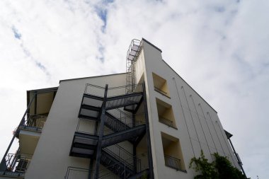 Modern apartman binası. siyah ve beyaz.