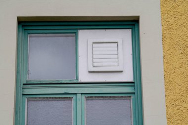 Şehirdeki eski pencere