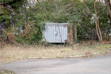 Parktaki eski terk edilmiş ev.