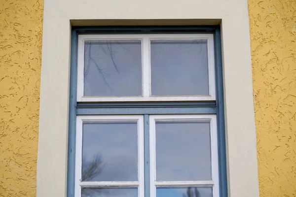 Fenster Mit Fenstern Und Glas Aus Weißem Ziegelstein — Stockfoto
