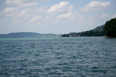 Arka planda deniz ve nehir manzarası