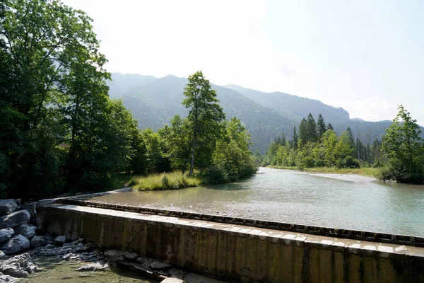 川と山の湖がある美しい風景 — ストック写真