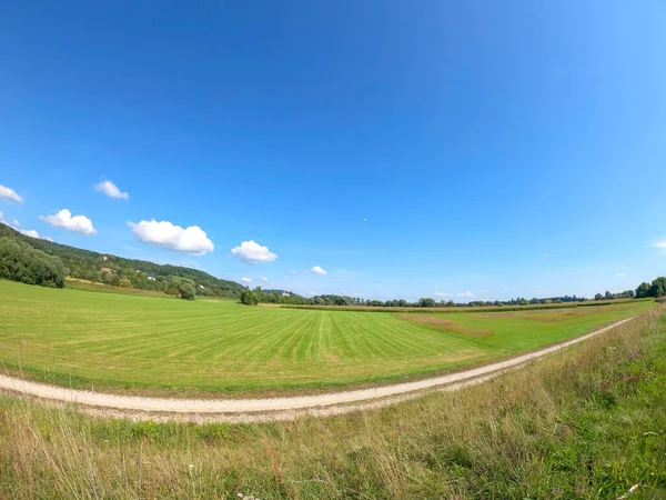 Schöne Landschaft Mit Einem Feld Aus Grünem Gras Und Blauem — Stockfoto