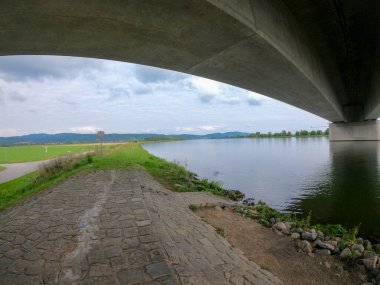Regensburg şehrindeki köprünün manzarası