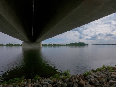Regensburg şehrindeki köprünün manzarası