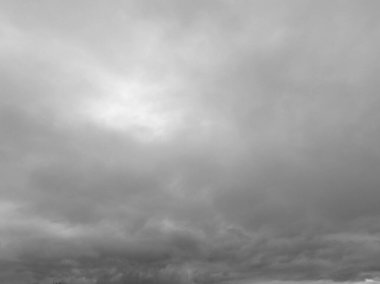 Gökyüzündeki kara bulutlar