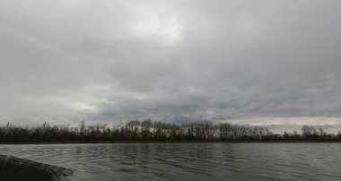 Arkasında bir göl olan güzel bir manzara.