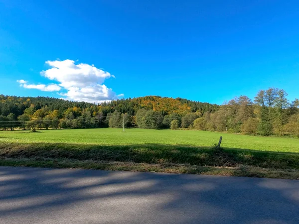 Wunderschöne Landschaft Mit Einem Fluss Und Blauem Himmel — Stockfoto