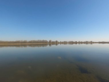 Arkasında bir göl olan güzel bir manzara.