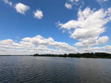 Arkasında bir göl olan güzel bir manzara.