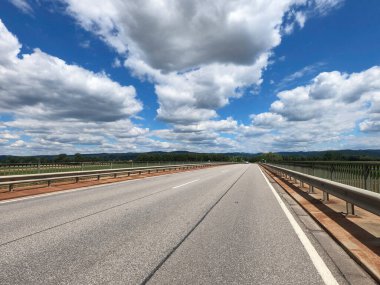 Dağlarda boş bir yol