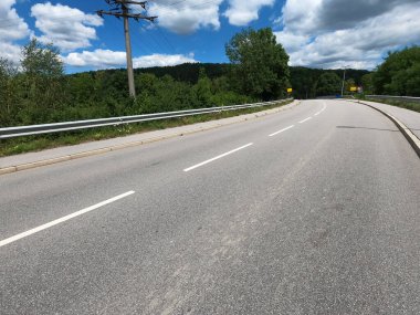 Dağlarda asfalt yol