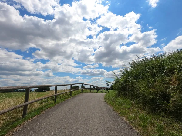 Dağlarda yolu olan güzel bir manzara.