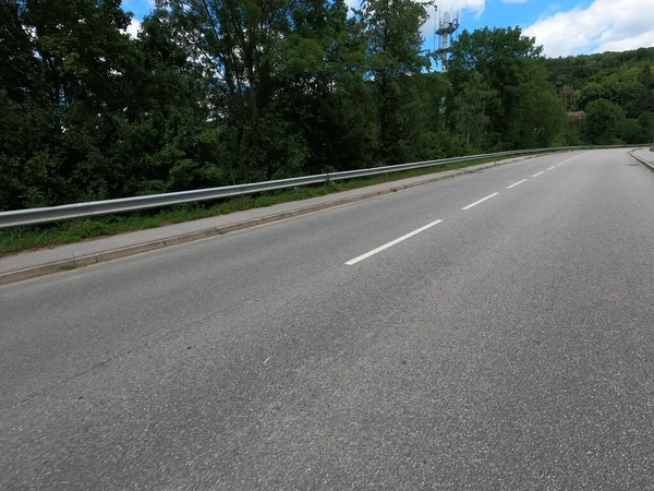 Kırsalda asfalt yol