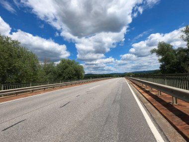 Kırsalda boş bir yol