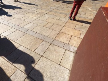 Sokakta bir adam yürüyor.