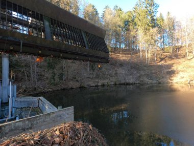 Şehirde terk edilmiş eski bir ev.