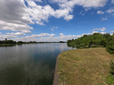 Parktaki gölün güzel manzarası