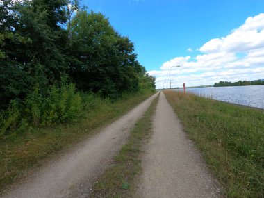 Kırsal kesimde güzel bir nehir manzarası