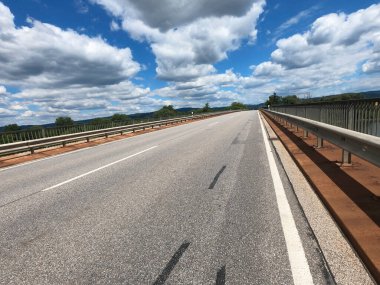 Kırsalda boş bir yol