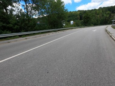 Dağlarda asfalt yol