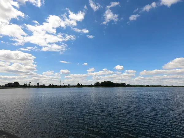 Arkasında bir göl olan güzel bir manzara.