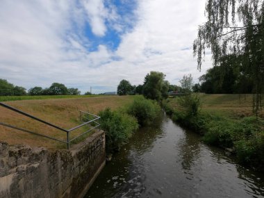 Parktaki nehrin güzel manzarası