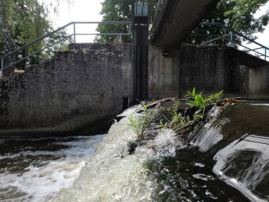 Şehirde terk edilmiş eski bir ev.