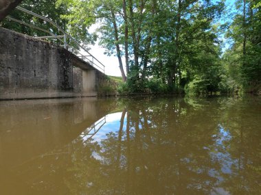 Parktaki eski ahşap köprü