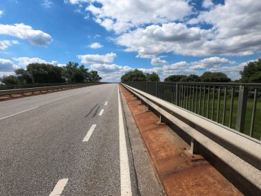 Yeşil doğada trafik olmayan köy yolu