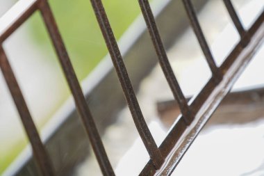 Çatısı olan bir pencereyi kapat