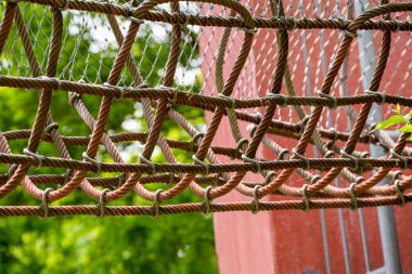 Halat çitte asılı.