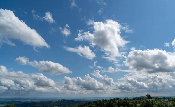 Bulutlu Gökyüzü Ile Güzel Bir Manzara — Stok fotoğraf
