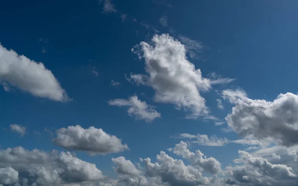 Langit Biru Dengan Awan — Stok Foto